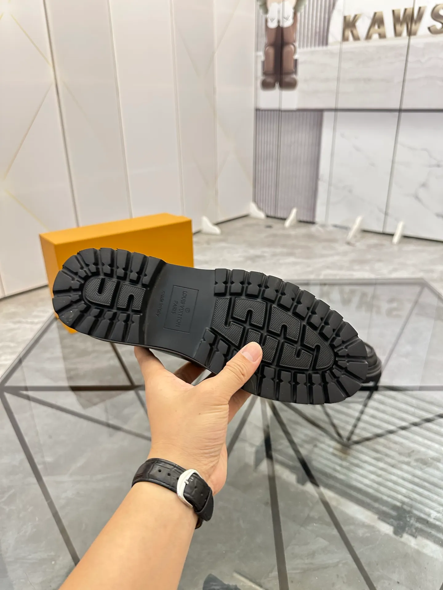 Selling men's shoes 💰: 💰P460¥ Product trademark: LV* "Louis Vuitton*" leather shoes Regular size: 40-45 (can be customized to 46) Product materials: imported cowhide upper, sheepskin lining, original outsole. Number: 558